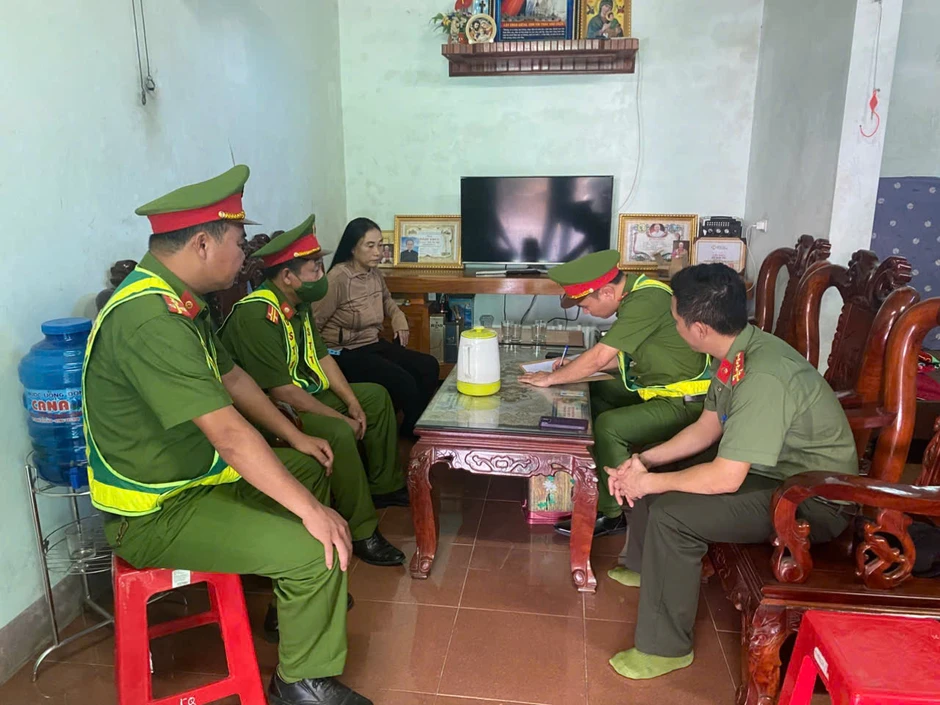 Phơi lúa lấn chiếm lòng đường, người phụ nữ dùng cào tấn công tài xế Phơi lúa lấn chiếm lòng đường, người phụ nữ dùng cào tấn công tài xế