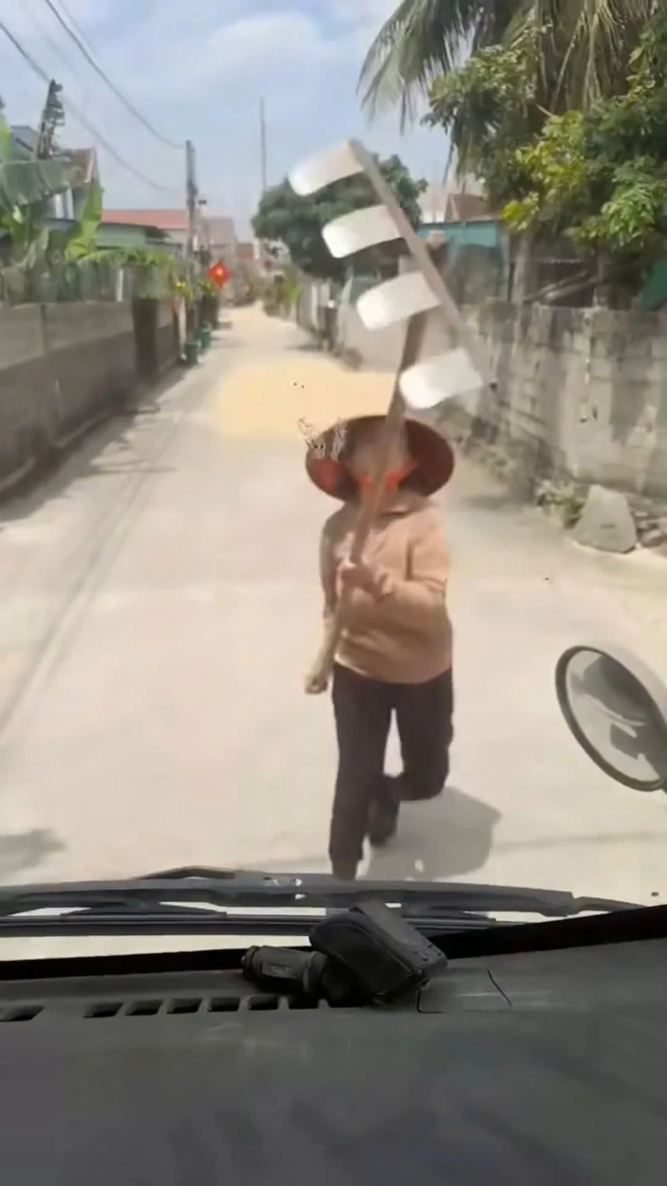 Phơi lúa lấn chiếm lòng đường, người phụ nữ dùng cào tấn công tài xế Phơi lúa lấn chiếm lòng đường, người phụ nữ dùng cào tấn công tài xế