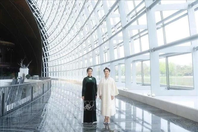Phu nhân Ngô Phương Ly gặp gỡ, trao đổi với Phu nhân Bành Lệ Viên Phu nhân Ngô Phương Ly gặp gỡ, trao đổi với Phu nhân Bành Lệ Viên