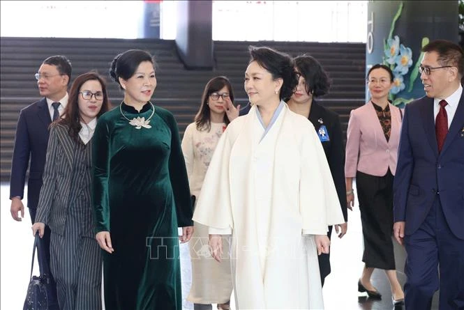 Phu nhân Ngô Phương Ly gặp gỡ, trao đổi với Phu nhân Bành Lệ Viên Phu nhân Ngô Phương Ly gặp gỡ, trao đổi với Phu nhân Bành Lệ Viên