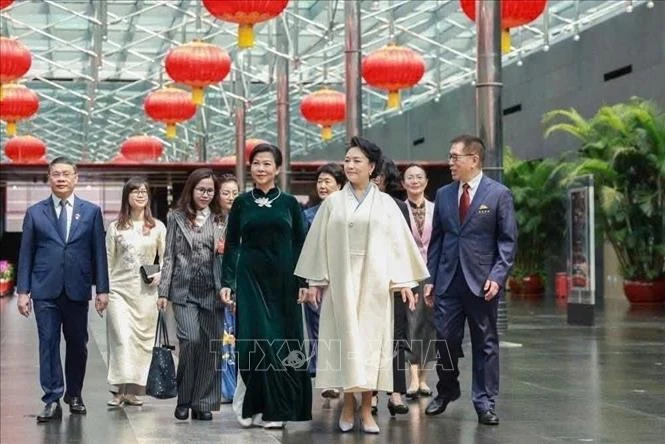 Phu nhân Ngô Phương Ly gặp gỡ, trao đổi với Phu nhân Bành Lệ Viên Phu nhân Ngô Phương Ly gặp gỡ, trao đổi với Phu nhân Bành Lệ Viên