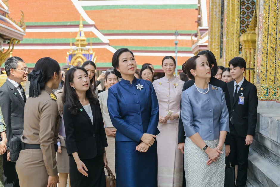 Phu nhân Ngô Phương Ly mặc trang phục truyền thống Thái Lan, thăm chùa Phật Ngọc Phu nhân Ngô Phương Ly mặc trang phục truyền thống Thái Lan, thăm chùa Phật Ngọc