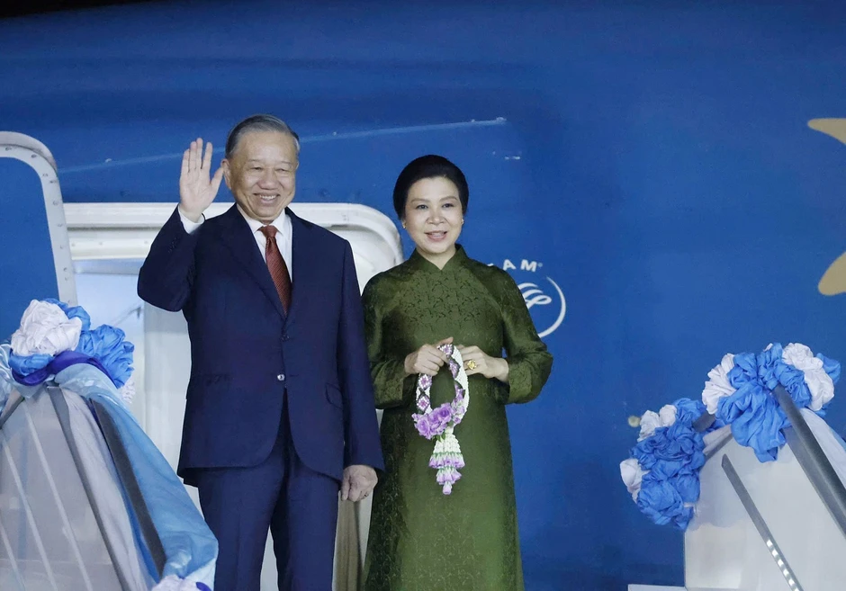 Phu nhân Ngô Phương Ly mặc trang phục truyền thống Thái Lan, thăm chùa Phật Ngọc Phu nhân Ngô Phương Ly mặc trang phục truyền thống Thái Lan, thăm chùa Phật Ngọc