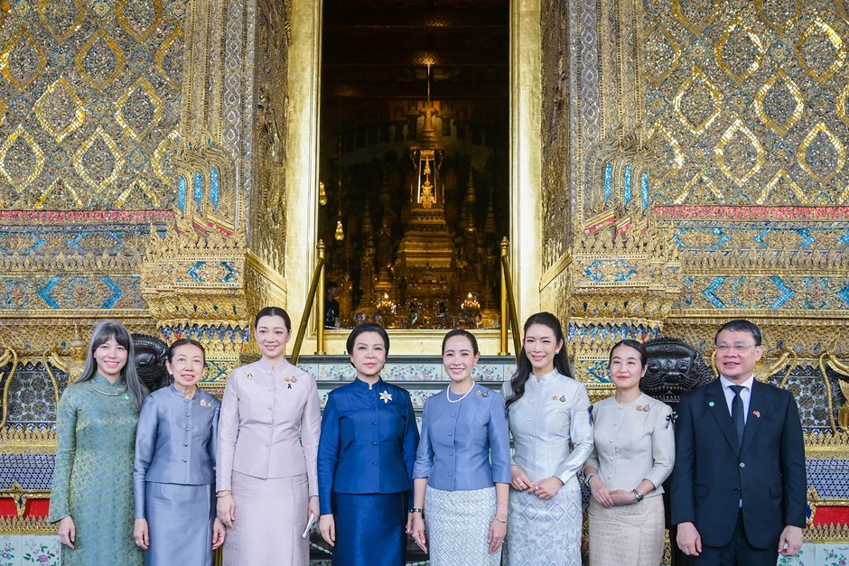 Phu nhân Ngô Phương Ly mặc trang phục truyền thống Thái Lan, thăm chùa Phật Ngọc Phu nhân Ngô Phương Ly mặc trang phục truyền thống Thái Lan, thăm chùa Phật Ngọc