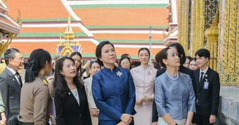 Phu nhân Ngô Phương Ly mặc trang phục truyền thống Thái Lan, thăm chùa Phật Ngọc