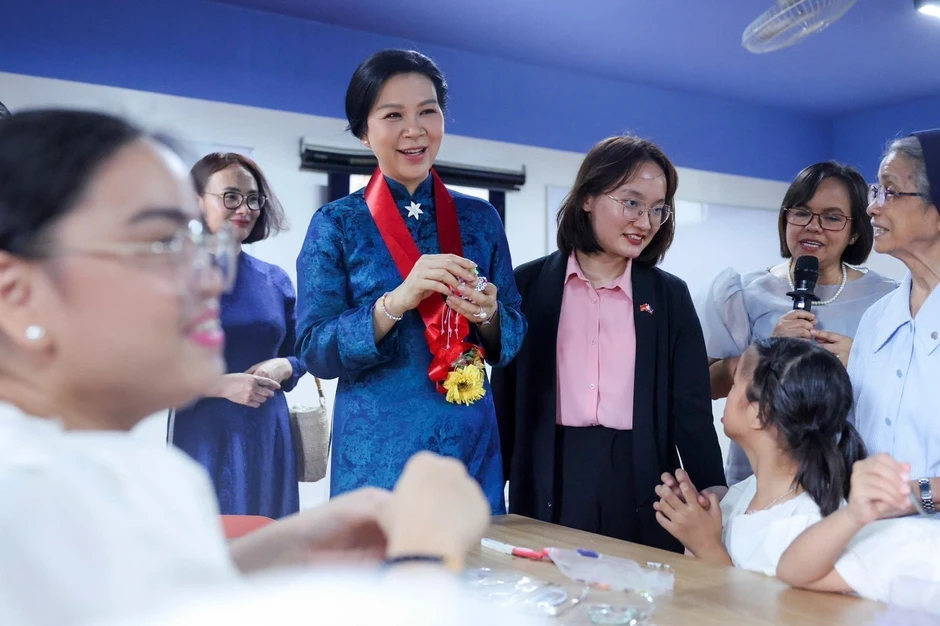 Phu nhân Tổng Bí thư, Chủ tịch nước thăm trẻ em có hoàn cảnh đặc biệt tại Philippines