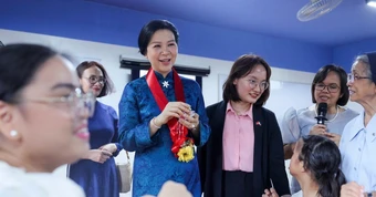 Phu nhân Tổng Bí thư, Chủ tịch nước thăm trẻ em có hoàn cảnh đặc biệt tại Philippines