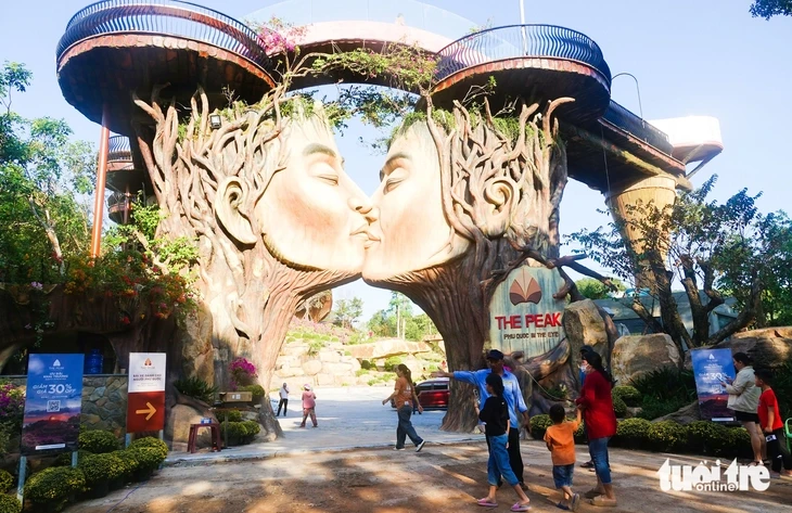 Phú Quốc đưa ra ‘tối hậu thư’ sẽ cưỡng chế vườn hoa The Peak trên núi Điện Tiên Phú Quốc đưa ra ‘tối hậu thư’ sẽ cưỡng chế vườn hoa The Peak trên núi Điện Tiên