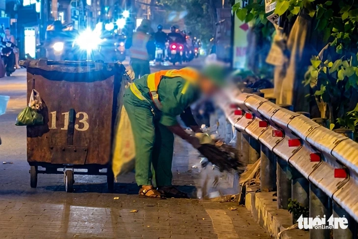Phường Bình Hưng Hòa: Công ty sẽ xử nghiêm nhân viên dọn rác xả rác xuống kênh 'vì mệt mỏi' Phường Bình Hưng Hòa: Công ty sẽ xử nghiêm nhân viên dọn rác xả rác xuống kênh 'vì mệt mỏi'