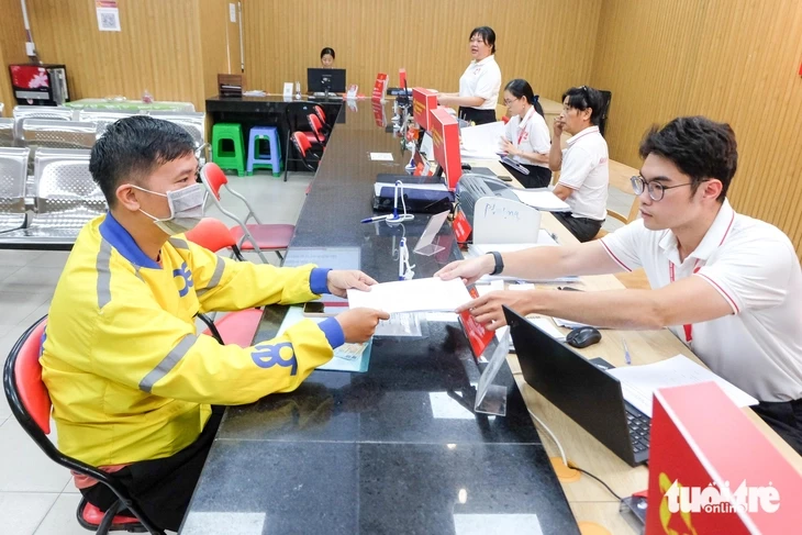 Phường Minh Phụng làm việc đến 19h mỗi thứ Tư để phục vụ người dân Phường Minh Phụng làm việc đến 19h mỗi thứ Tư để phục vụ người dân
