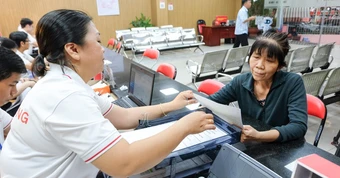 Phường Minh Phụng làm việc đến 19h mỗi thứ Tư để phục vụ người dân