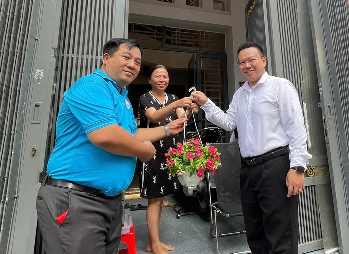Phường Minh Phụng ra mắt "Tuyến hẻm cờ hoa" chào mừng đại lễ 30-4 Phường Minh Phụng ra mắt "Tuyến hẻm cờ hoa" chào mừng đại lễ 30-4