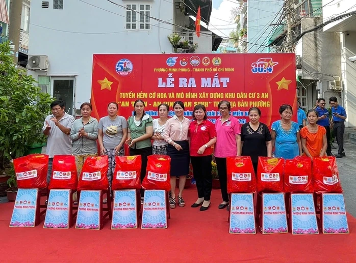 Phường Minh Phụng ra mắt "Tuyến hẻm cờ hoa" chào mừng đại lễ 30-4 Phường Minh Phụng ra mắt "Tuyến hẻm cờ hoa" chào mừng đại lễ 30-4