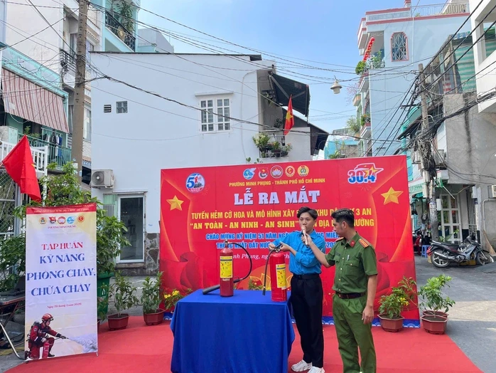 Phường Minh Phụng ra mắt "Tuyến hẻm cờ hoa" chào mừng đại lễ 30-4 Phường Minh Phụng ra mắt "Tuyến hẻm cờ hoa" chào mừng đại lễ 30-4