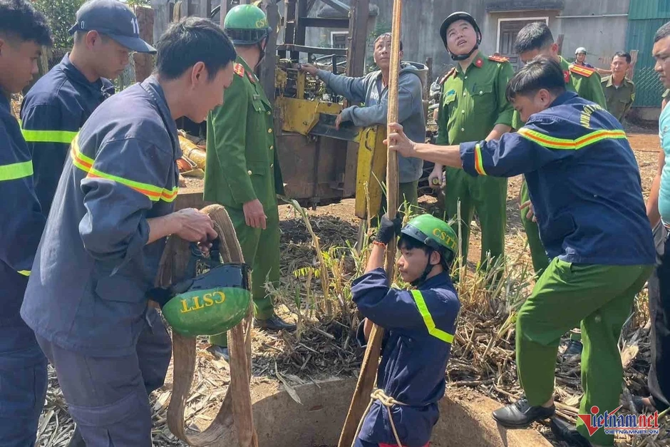 Phút nghẹt thở cứu bé trai rơi xuống giếng sâu 20m Phút nghẹt thở cứu bé trai rơi xuống giếng sâu 20m