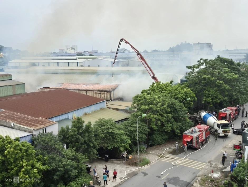 Phút tháo chạy của công nhân khỏi xưởng nội thất đổ sập Phút tháo chạy của công nhân khỏi xưởng nội thất đổ sập