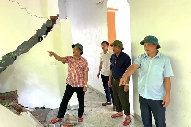 Quả đồi tại Thanh Hóa nứt toác hơn 1km, 180 người được sơ tán Quả đồi tại Thanh Hóa nứt toác hơn 1km, 180 người được sơ tán