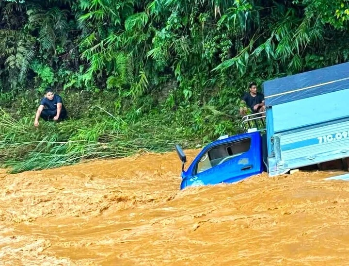 Qua suối lúc lũ ập về, xe tải bị nước cuốn trôi ở Đà Lạt Qua suối lúc lũ ập về, xe tải bị nước cuốn trôi ở Đà Lạt