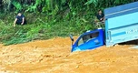 Qua suối lúc lũ ập về, xe tải bị nước cuốn trôi ở Đà Lạt