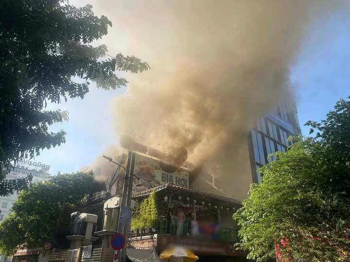 Quán ăn trên phố Hà Nội bốc cháy ngùn ngụt giữa trời nắng nóng Quán ăn trên phố Hà Nội bốc cháy ngùn ngụt giữa trời nắng nóng