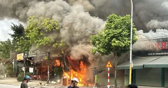 Quán bia ở Hà Nội đang cháy lớn