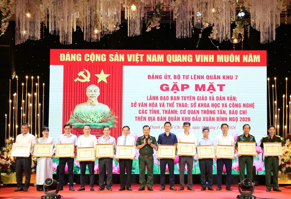 Quân khu 7 chủ động đấu tranh với những thông tin sai trái, thù địch trên mạng xã hội Quân khu 7 chủ động đấu tranh với những thông tin sai trái, thù địch trên mạng xã hội