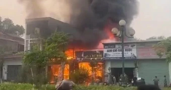 Quán lẩu ở Lào Cai bốc cháy ngùn ngụt