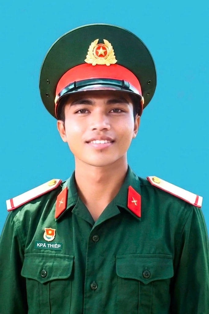 Quân nhân 20 tuổi hy sinh khi cứu hai người bị điện giật Quân nhân 20 tuổi hy sinh khi cứu hai người bị điện giật