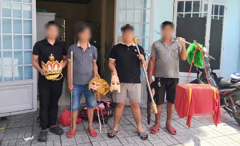 Quan tài diễu phố, ‘Đường Tăng’ giữa đường: Vui lạ đến đâu là quá giới hạn?