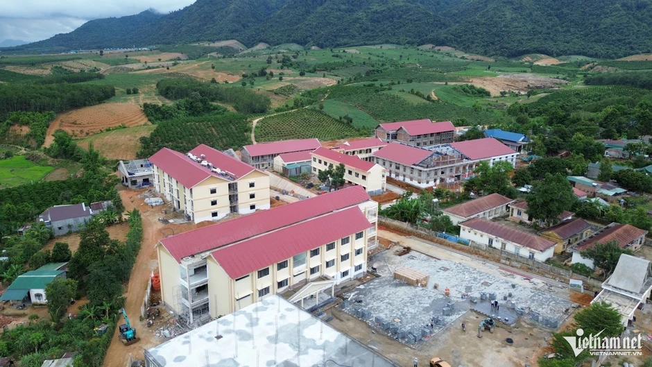 Quảng Ngãi yêu cầu thi công “3 ca, 4 kíp” tại 4 trường vùng biên Quảng Ngãi yêu cầu thi công “3 ca, 4 kíp” tại 4 trường vùng biên