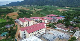 Quảng Ngãi yêu cầu thi công “3 ca, 4 kíp” tại 4 trường vùng biên