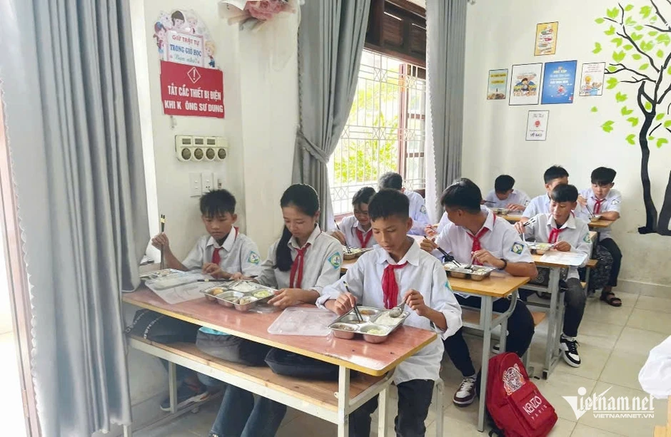 Quảng Ninh chi hơn 188 tỷ đồng hỗ trợ bữa trưa cho học sinh vùng khó Quảng Ninh chi hơn 188 tỷ đồng hỗ trợ bữa trưa cho học sinh vùng khó