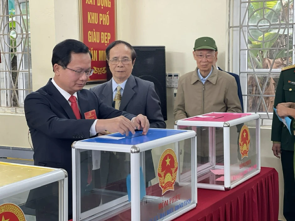 Quảng Ninh rộn ràng ngày bầu cử, cử tri toàn tỉnh nô nức thực hiện quyền công dân Quảng Ninh rộn ràng ngày bầu cử, cử tri toàn tỉnh nô nức thực hiện quyền công dân