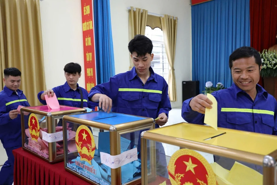 Quảng Ninh rộn ràng ngày bầu cử, cử tri toàn tỉnh nô nức thực hiện quyền công dân Quảng Ninh rộn ràng ngày bầu cử, cử tri toàn tỉnh nô nức thực hiện quyền công dân