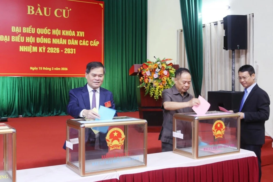Quảng Ninh rộn ràng ngày bầu cử, cử tri toàn tỉnh nô nức thực hiện quyền công dân Quảng Ninh rộn ràng ngày bầu cử, cử tri toàn tỉnh nô nức thực hiện quyền công dân