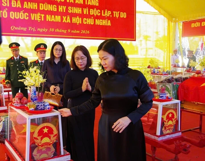 Quảng Trị truy điệu, an táng 30 hài cốt liệt sĩ vừa được quy tập Quảng Trị truy điệu, an táng 30 hài cốt liệt sĩ vừa được quy tập