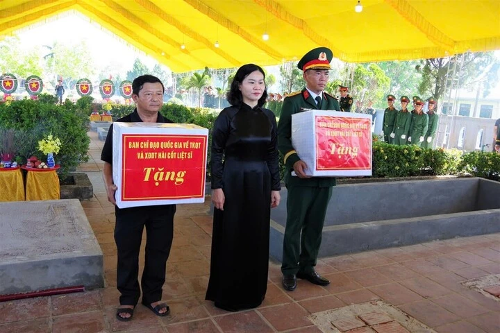 Quảng Trị truy điệu, an táng 30 hài cốt liệt sĩ vừa được quy tập Quảng Trị truy điệu, an táng 30 hài cốt liệt sĩ vừa được quy tập
