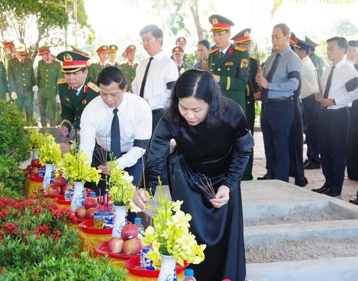 Quảng Trị truy điệu, an táng 30 hài cốt liệt sĩ vừa được quy tập Quảng Trị truy điệu, an táng 30 hài cốt liệt sĩ vừa được quy tập