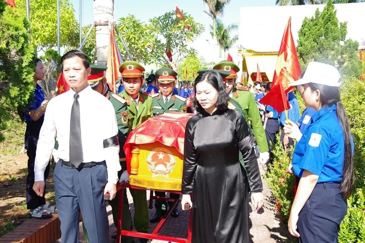 Quảng Trị truy điệu, an táng 30 hài cốt liệt sĩ vừa được quy tập Quảng Trị truy điệu, an táng 30 hài cốt liệt sĩ vừa được quy tập
