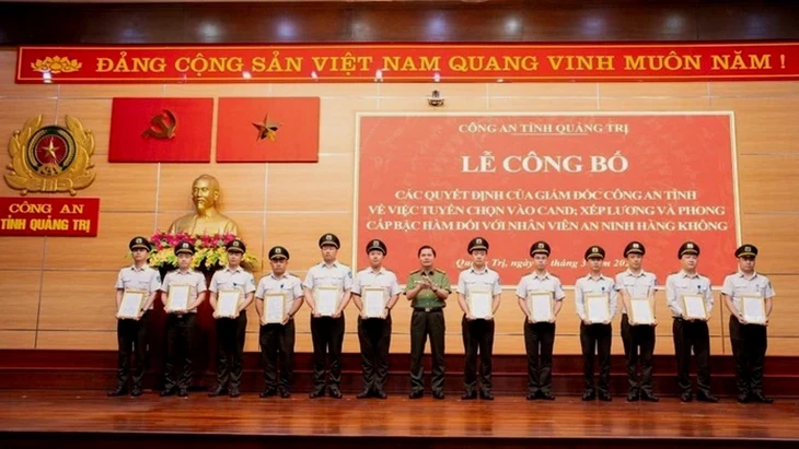 Quảng Trị tuyển 29 nhân viên an ninh hàng không vào Công an, được phong cấp bậc hàm