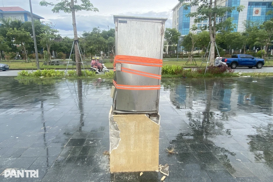 Quảng trường gần 200 tỷ đồng ngập rác, chủ đầu tư khai khống tiến độ Quảng trường gần 200 tỷ đồng ngập rác, chủ đầu tư khai khống tiến độ