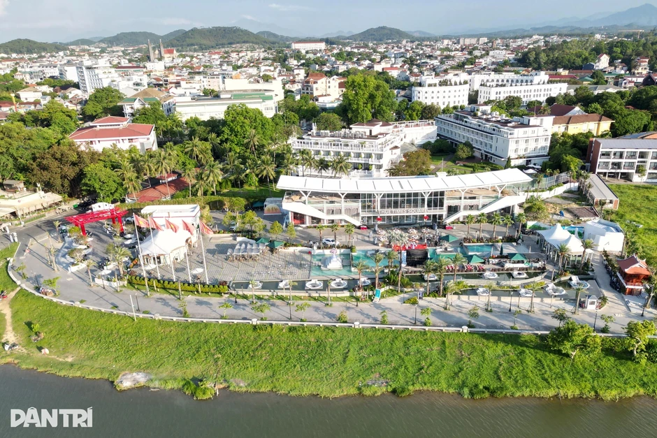 Quảng trường thời đại bên sông Hương xây dựng sai phép nhiều hạng mục Quảng trường thời đại bên sông Hương xây dựng sai phép nhiều hạng mục