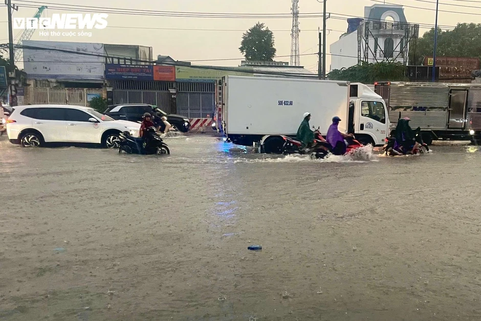 Quốc lộ 13 TP.HCM ngập như sông sau mưa, người dân bì bõm đẩy xe về nhà Quốc lộ 13 TP.HCM ngập như sông sau mưa, người dân bì bõm đẩy xe về nhà
