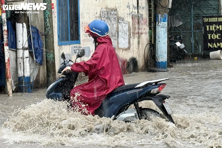 Quốc lộ 13 TP.HCM ngập như sông sau mưa, người dân bì bõm đẩy xe về nhà Quốc lộ 13 TP.HCM ngập như sông sau mưa, người dân bì bõm đẩy xe về nhà