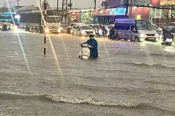 Quốc lộ 13 TP.HCM ngập như sông sau mưa, người dân bì bõm đẩy xe về nhà