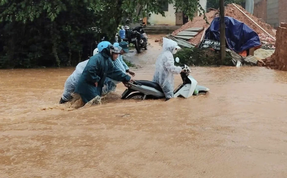 Quốc lộ qua Lâm Đồng ngập sâu do mưa trái mùa Quốc lộ qua Lâm Đồng ngập sâu do mưa trái mùa