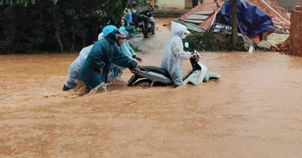 Quốc lộ qua Lâm Đồng ngập sâu do mưa trái mùa