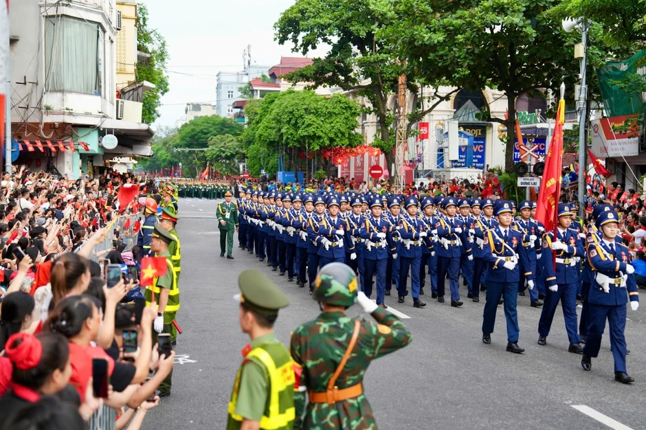 Quốc phòng, an ninh không tách rời, mà phải song hành với phát triển kinh tế Quốc phòng, an ninh không tách rời, mà phải song hành với phát triển kinh tế