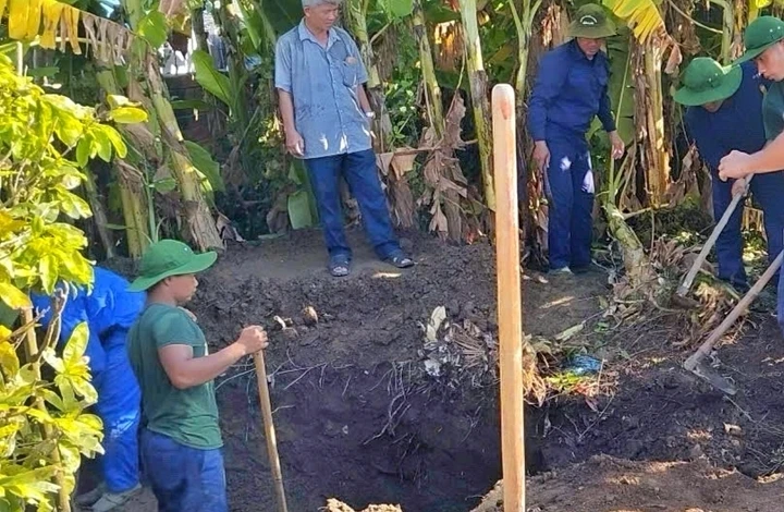 Quy tập hài cốt liệt sĩ cùng nhiều di vật quý trong vườn nhà dân tại Gia Lai Quy tập hài cốt liệt sĩ cùng nhiều di vật quý trong vườn nhà dân tại Gia Lai