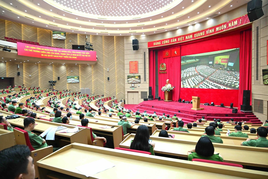 Quyết liệt triển khai, thực hiện hiệu quả nghị quyết, tạo sức lan tỏa thành động lực phát triển Quyết liệt triển khai, thực hiện hiệu quả nghị quyết, tạo sức lan tỏa thành động lực phát triển